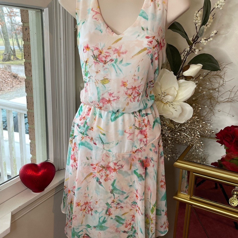 Bisou Bisou beautiful, fluttery dress size 8 Elastic Waist V-Neck sleeveless